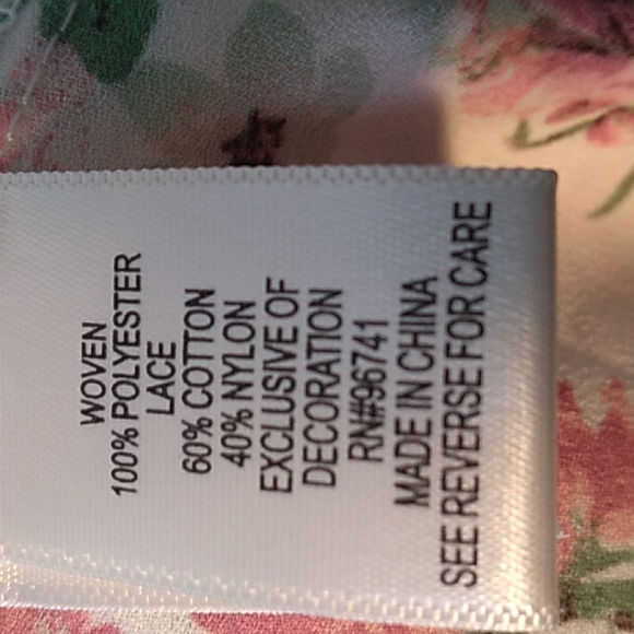 Pretty Floral Print Mock Neck Sleeveless Top with Lace. - Picture 11 of 13